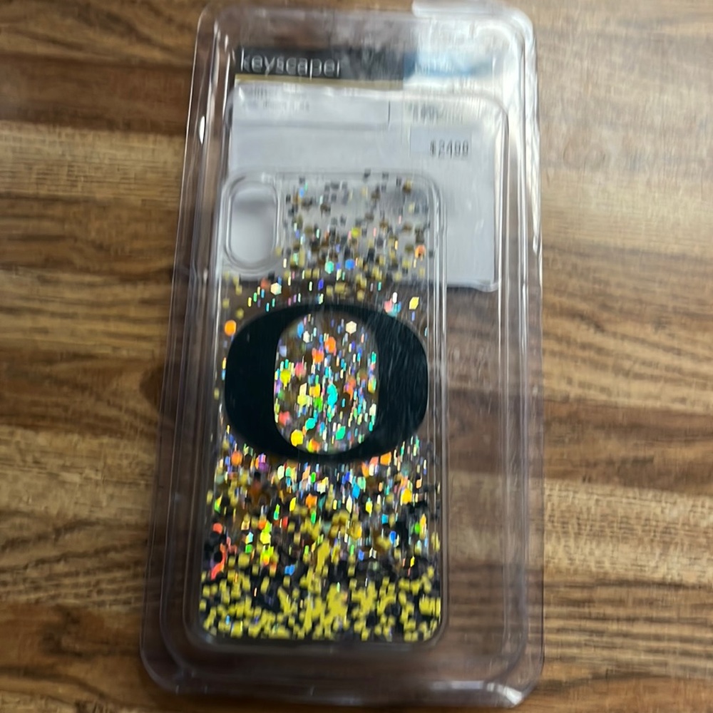 Brand new Oregon case for iPhone X and XS jin time for football season. 💛💚💛💚
